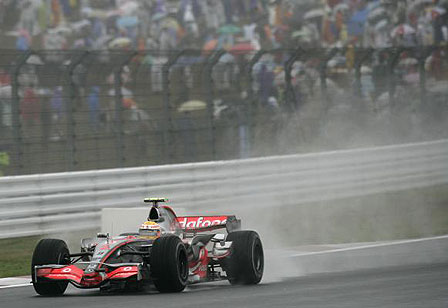 448_2007_japonsko_mclaren_hamilton_03.jpg